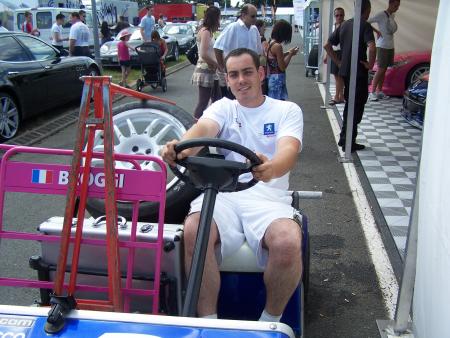 SEB au volant de la golfette 